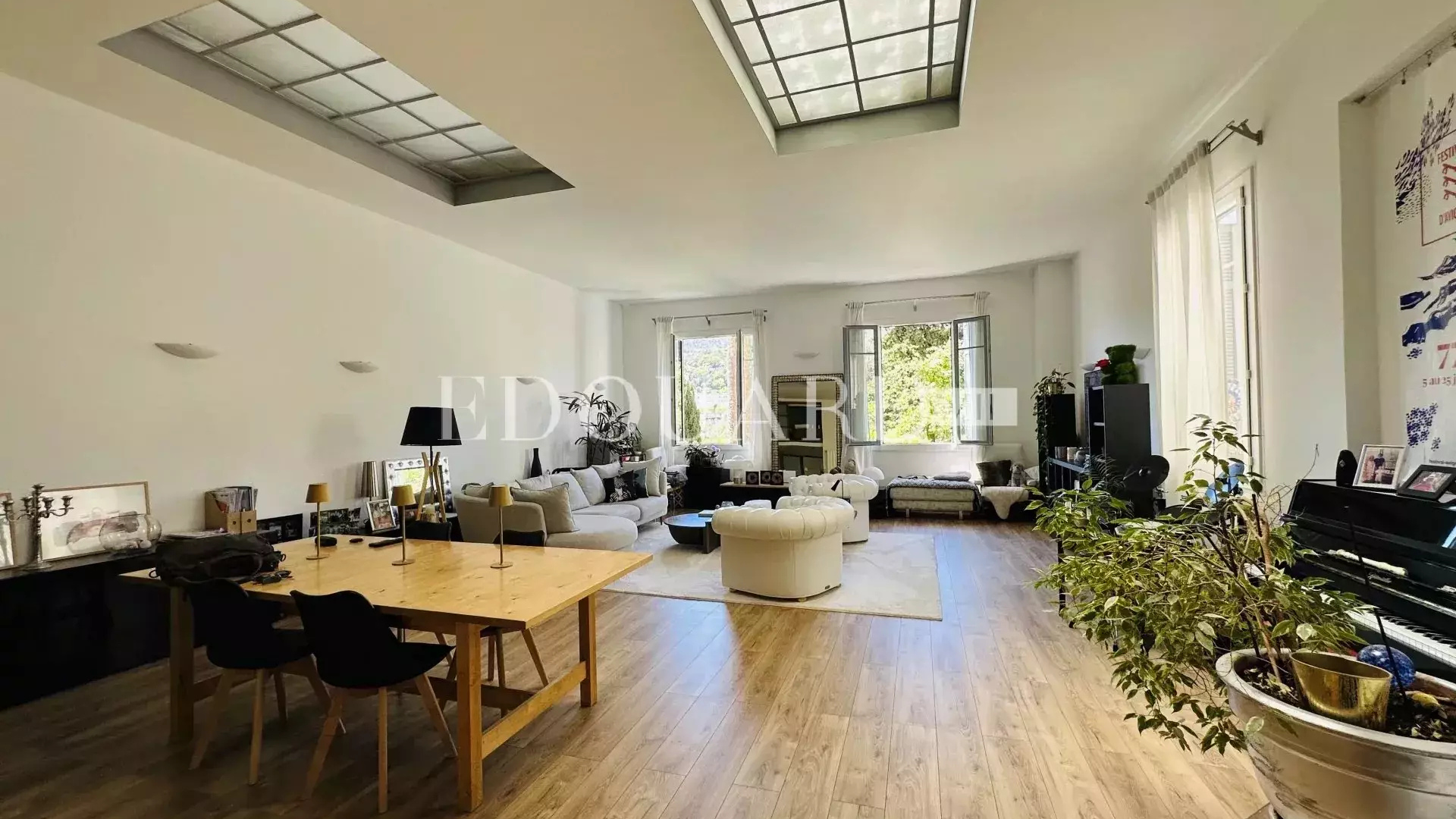 un grand appartement ou une maison